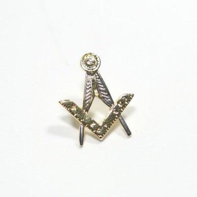 broche arquitetura e urbanismo em um fundo branco. a peça é composta por um compasso e um esquadro folheados a ouro.