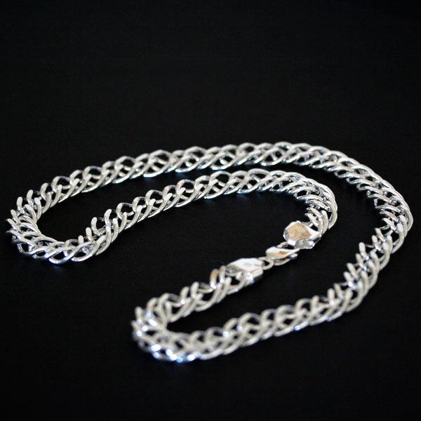 corrente de prata 925 da tal da realeza com grumet duplo em uma superfície preta aveludada.