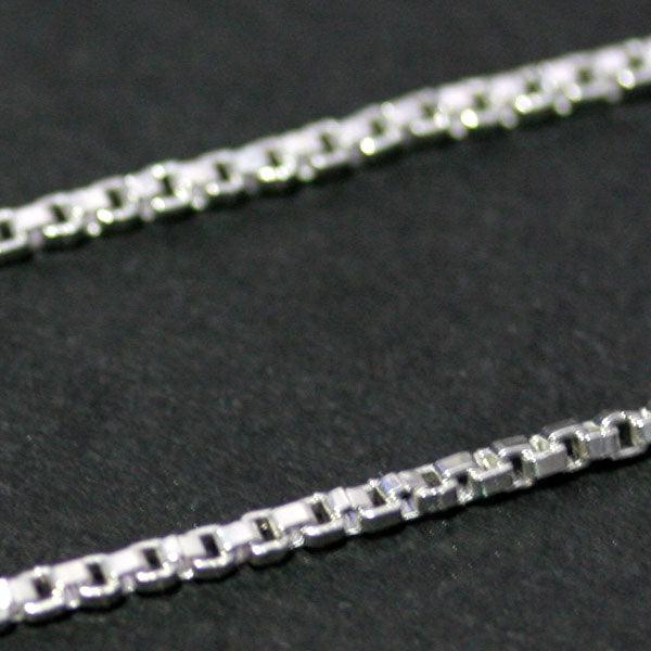 corrente de prata 925 com elos da tal da realeza em uma superfície preta. a imagem desta os elos de apenas 1mm.