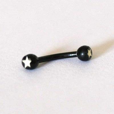 Piercing de aço cirúrgico preto com haste curva e esferas nas extremidades sobre fundo branco. As esferas possuem a estampa de estrelas.