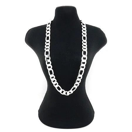 corrente de prata 925 em elos fígaros da tal da realeza em um manequim preto.