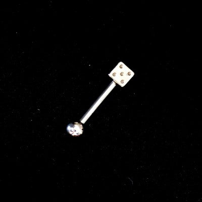 Piercing Tragus em aço cirúrgico da Tal da Realeza visto por cima em um fundo preto aveludado. A peça tem formato de dado na ponta.