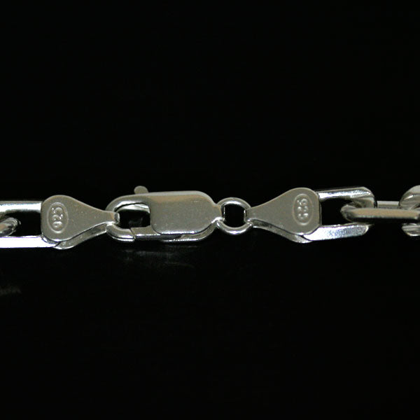 Corrente de Prata 925 com Elos Cartier em uma superfície preta. A imagem destaca os elos da correntes, que possuem 1cm.