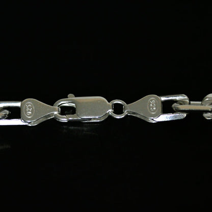 Corrente de Prata 925 com Elos Cartier em uma superfície preta. A imagem destaca os elos da correntes, que possuem 1cm.