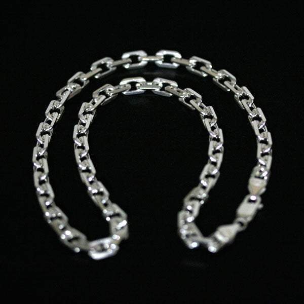 Corrente de Prata 925 com Elos Cartier em uma superfície preta. A imagem destaca os elos da correntes, que possuem 1cm.