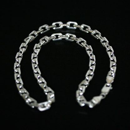 Corrente de Prata 925 com Elos Cartier em uma superfície preta. A imagem destaca os elos da correntes, que possuem 1cm.