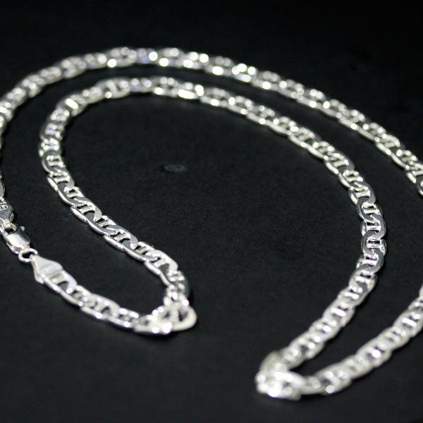 corrente de prata 925 em elos da tal da realeza em uma superfície preta aveludada.