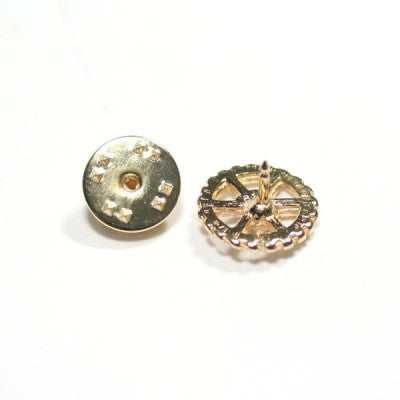 Broche Engenharia Mecânica em um fundo branco, visto por trás. É possível ver o alfinete e o encaixe do bottom.