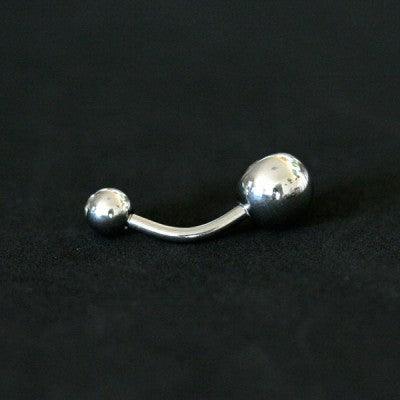 Piercing de umbigo da Tal da Realeza visto por trás em um fundo preto aveludado. A peça é feita de aço cirúrgico e conta com pedras de cristal nas extremidades.