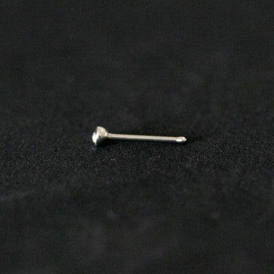 Piercing Nostril em aço cirúrgico da Tal da Realeza em um fundo preto aveludado. A peça tem uma pedra de cristal na ponta.