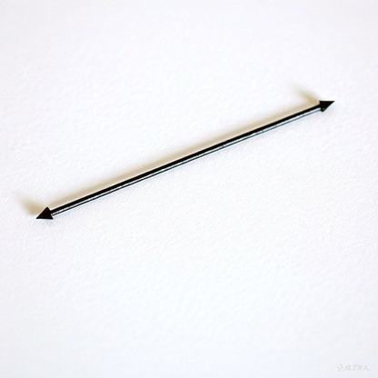 Piercing Transversal Black Line da Tal da Realeza em um fundo branco aveludado. A peça possui formato de spikes em suas extremidades.