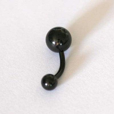 piercing de umbigo da tal da realeza em um fundo branco aveludado. a peça é preta, curvada e possui esferas nas extremidades.