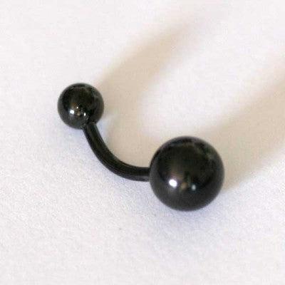 Piercing de umbigo da Tal da Realeza em um fundo branco aveludado. A peça é preta, curvada e possui esferas nas extremidades.