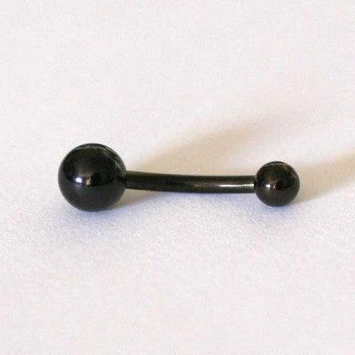 Piercing de umbigo da Tal da Realeza em um fundo branco aveludado. A peça é preta, curvada e possui esferas nas extremidades.