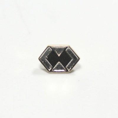 Broche Administração em um fundo branco. A peça é composta fíguras geométricas que representam os objetivos da profissão.
