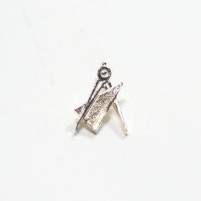 Broche Arquitetura e Urbanismo em um fundo branco. A peça é composta por um compasso e um esquadro folheados a ouro.