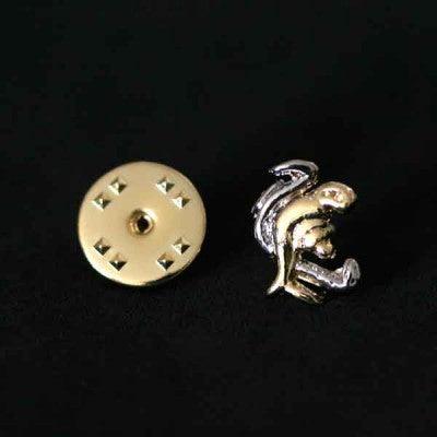 Broche Enfermagem folheado a ouro em um fundo preto. A peça tem o formato de serpente entrelaçada em uma lâmpada a óleo.