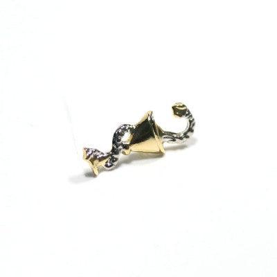 Broche Farmácia folheado a ouro em um fundo branco. A peça é formada por uma serpente que se entrelaça em uma taça.