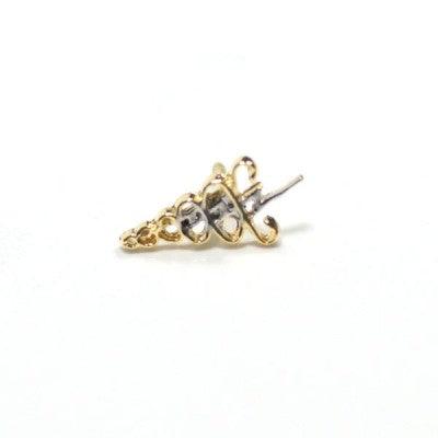 Broche Fisioterapia folheado a ouro em um fundo branco. A peça é formada por duas serpentes se entrelaçando em um raio.