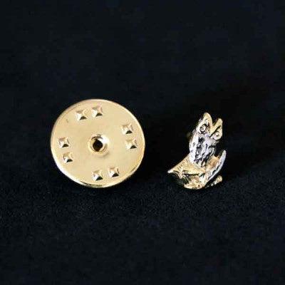 Broche Magistério folheado a ouro da Tal da Realeza em um fundo preto.
