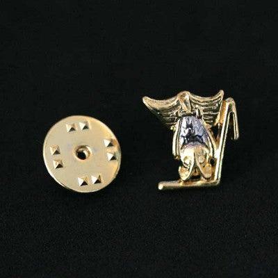 Broche Matemática folheado a ouro em um fundo preto. A peça tem formato de uma coruja com uma raiz quadrada em seu entorno.