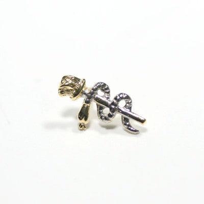 Broche Odontologia folheado a ouro em um fundo branco. A peça possui formato de uma serpente se entrelaçando em um bastão.