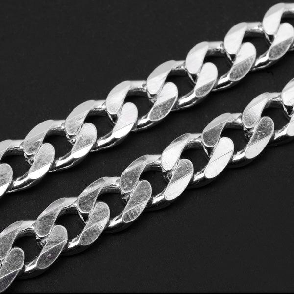 Corrente de Prata 925 da Tal da Realeza em uma superfície preta aveludada, com destaque para os elos de 14mm.