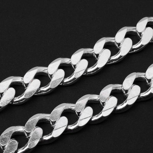 Corrente de Prata 925 da Tal da Realeza em uma superfície preta aveludada, com destaque para os elos de 18mm.