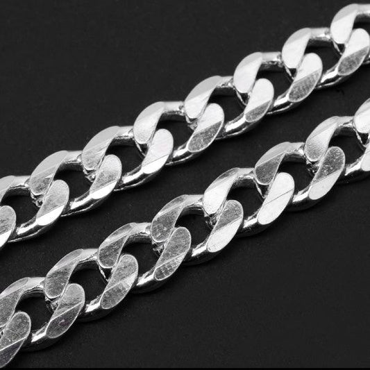 Corrente de Prata 925 da Tal da Realeza em uma superfície preta aveludada, com destaque para os elos de 14mm.