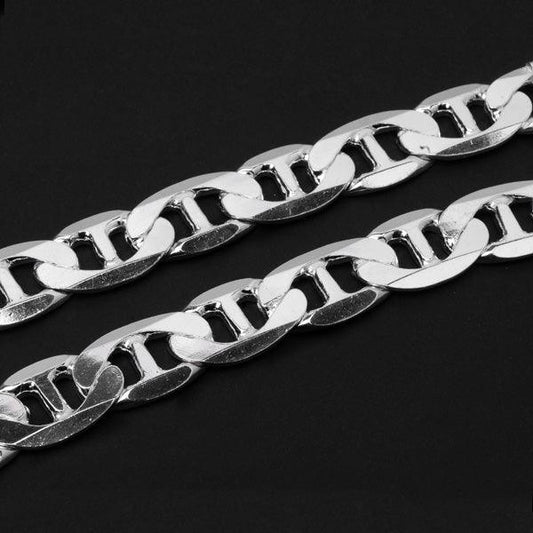 Corrente de Prata 925 em Elos em uma superfície preta. A imagem destaca os elos de 14mm.