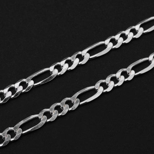 Corrente de Prata 925 em Elos Fígaros da Tal da Realeza em uma superfície preta, com destaque para os elos de 4mm.
