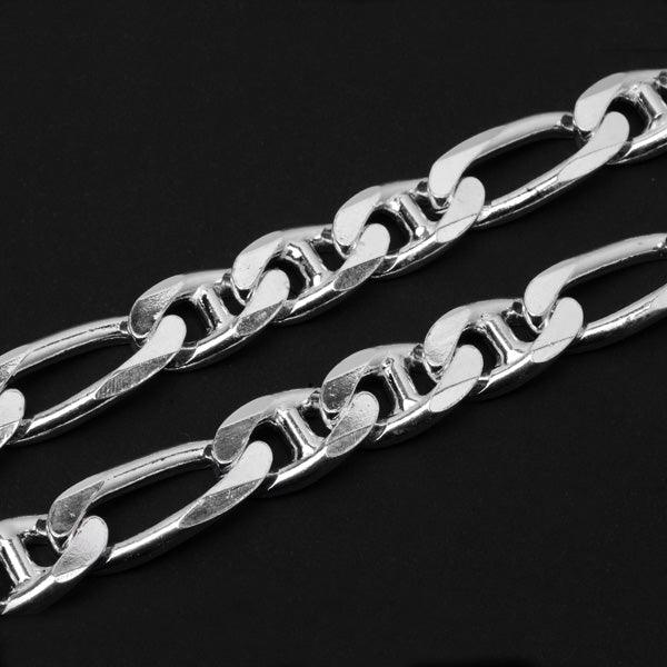 Corrente de Prata 925 em Elos Fígaros da Tal da Realeza em uma superfície preta, com destaque para os elos de 12mm.