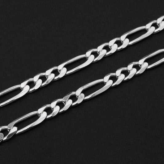 Corrente de Prata 925 em Elos Fígaros da Tal da Realeza em uma superfície preta, com destaque para os elos de 5mm.