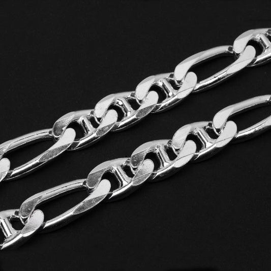 Corrente de Prata 925 em Elos Fígaros da Tal da Realeza em uma superfície preta, com destaque para os elos de 10mm.