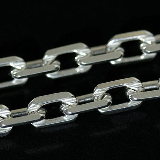 Corrente de Prata 925 com Elos Cartier em uma superfície preta. A imagem destaca os elos da correntes, que possuem 5mm.