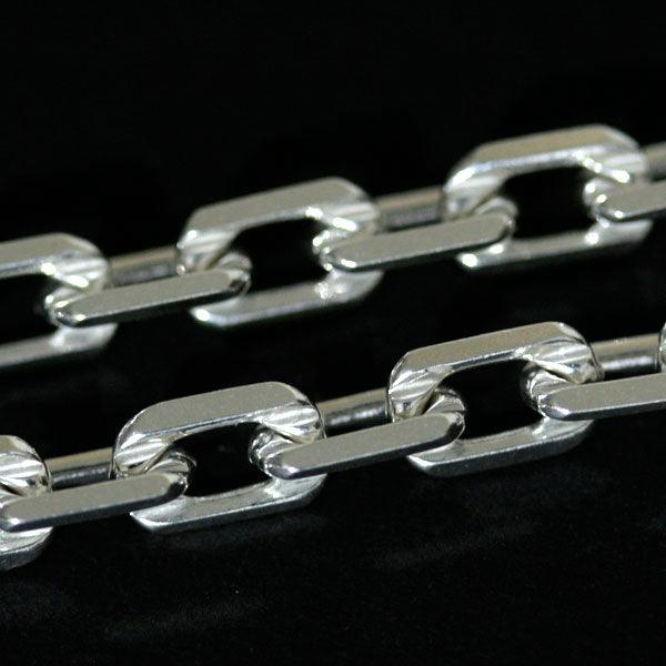 Corrente de Prata 925 com Elos Cartier em uma superfície preta. A imagem destaca os elos da correntes, que possuem 1cm.