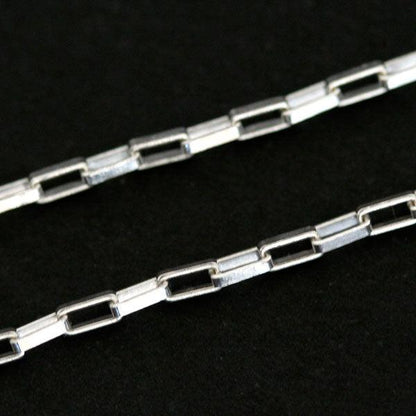 Corrente de Prata 925 com Elos Cartier em uma superfície preta . A imagem destaca os elos da correntes, que possuem 2mm.