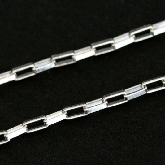 Corrente de Prata 925 com Elos Cartier em uma superfície preta . A imagem destaca os elos da correntes, que possuem 2mm.