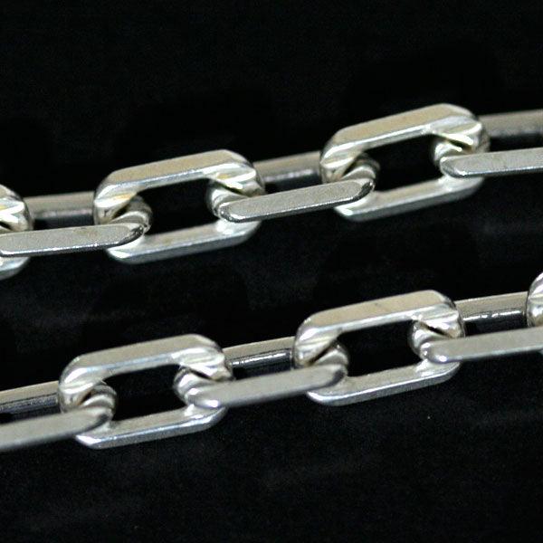 Corrente de Prata 925 com Elos Cartier em uma superfície preta. A imagem destaca os elos da correntes, que possuem 5mm.