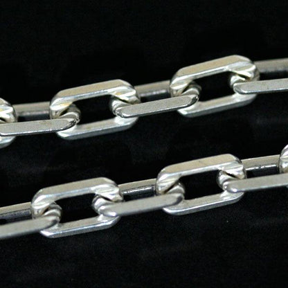 Corrente de Prata 925 com Elos Cartier em uma superfície preta. A imagem destaca os elos da correntes, que possuem 5mm.