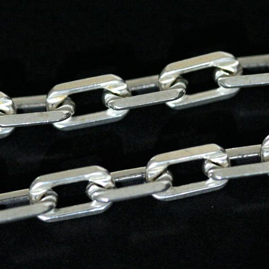 Corrente de Prata 925 com Elos Cartier em uma superfície preta. A imagem destaca os elos da correntes, que possuem 5mm.