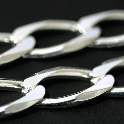 Corrente de Prata 925 da Tal da Realeza em uma superfície preta aveludada, com destaque para os elos de 11mm.