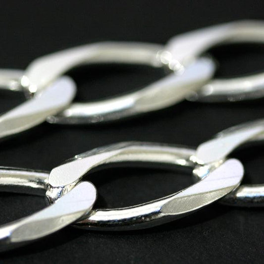 Corrente de Prata 925 da Tal da Realeza em uma superfície preta aveludada, com destaque para os elos de 11mm.