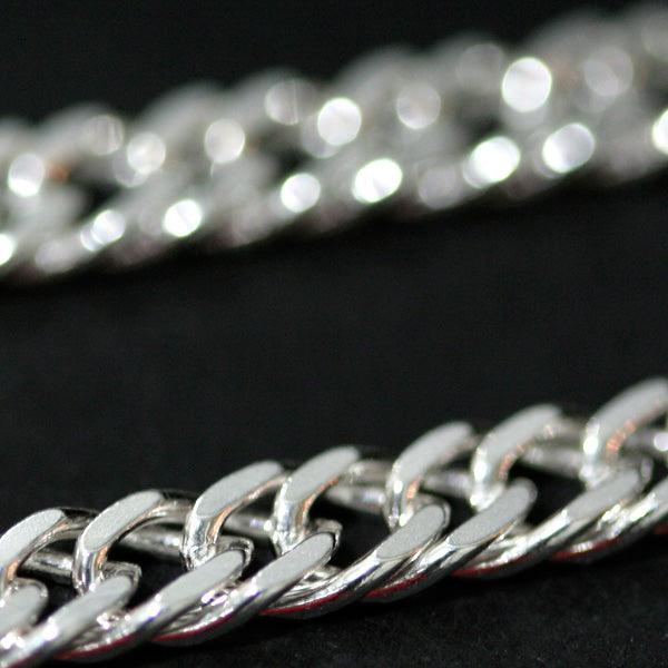 Corrente de Prata 925 da Tal da Realeza em uma superfície preta. A imagem destaca os elos de apenas 4mm.