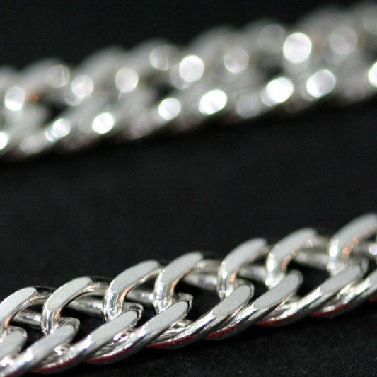Corrente de Prata 925 da Tal da Realeza em uma superfície preta. A imagem destaca os elos de apenas 4mm.