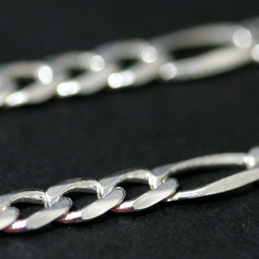 Visão aproximada dos elos fígaros de 3mm da corrente de Prata 925 da Tal da Realeza.