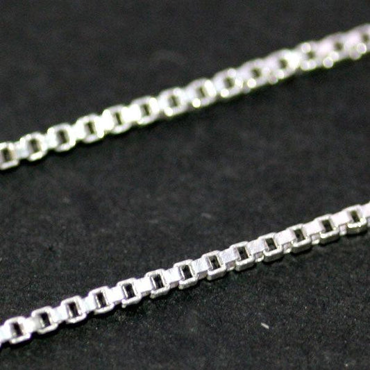 Corrente de Prata 925 Veneziana da Tal da Realeza em uma superfície preta. A imagem destaca os elos de apenas 1mm.