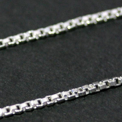 Corrente de Prata 925 com Elos da Tal da Realeza em uma superfície preta. A imagem desta os elos de apenas 1mm.