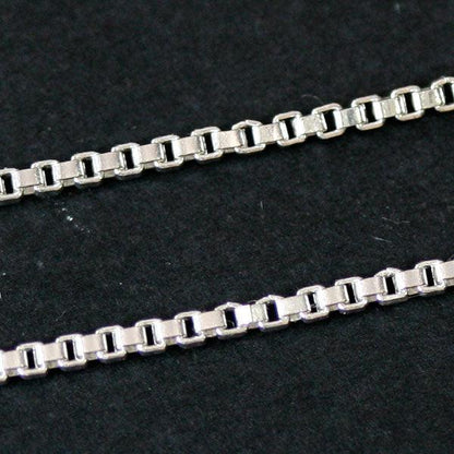 Corrente de Prata 925 Veneziana da Tal da Realeza em uma superfície preta. A imagem destaca os elos de apenas 2mm.