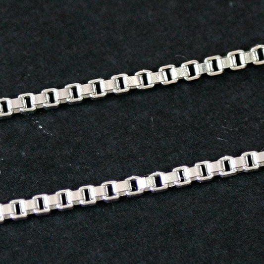 Corrente de Prata 925 Veneziana da Tal da Realeza em uma superfície preta. A imagem destaca os elos de apenas 2mm.